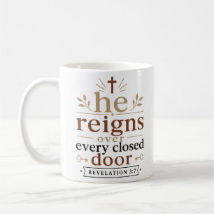 Mug Il règne sur chaque porte fermée Citation chrétien