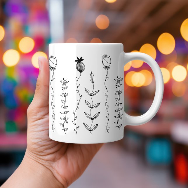 Mug Illustration florale de Boho élégant (A hand holds a Hand-drawn simple Boho florals on a white mug.  Atmospheric lights in the background.)