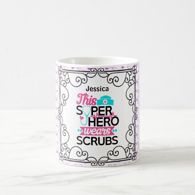 Mug INFIRMIÈRE - Ce Superhéros porte des SCRUBS person (Centre)