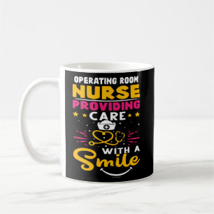 Mug Infirmière en salle d'opération pour soigner avec
