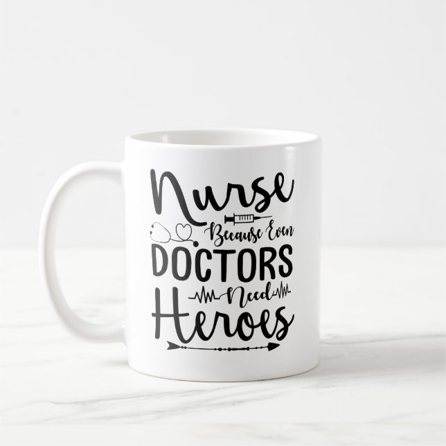 Mug Infirmière parce que même les médecins ont besoin  (Gauche)
