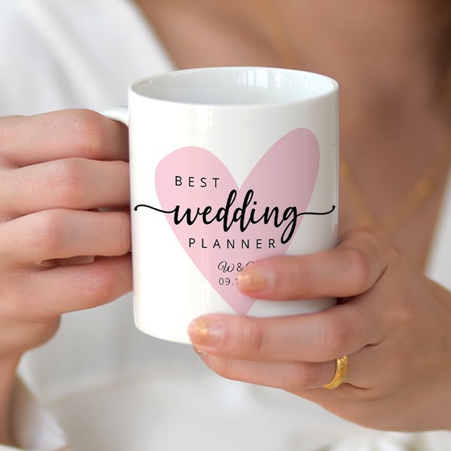 Mug Initiales du coeur rose meilleur Wedding planner (Best Wedding Planner Mug with the bride and groom initials.)