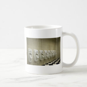 Mug intérieur de toilettes avec la rangée d'urinoir