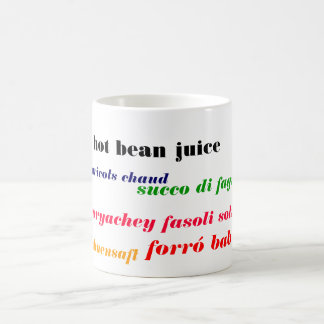 Mug international chaud de jus d'haricot
