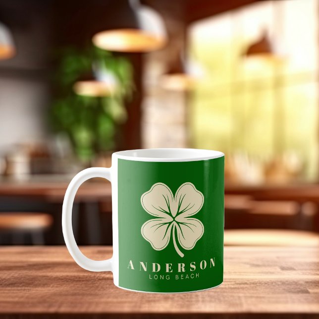 Mug Irlandais Lucky Four Leaf Clover avec le nom vert (Créateur téléchargé)