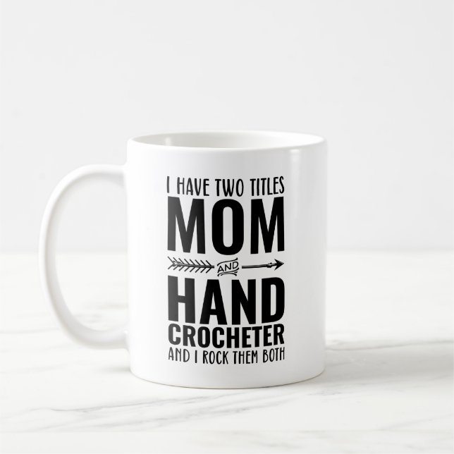 Mug J'Ai Deux Titres Maman Et Crocheter Mains Drôle (Gauche)