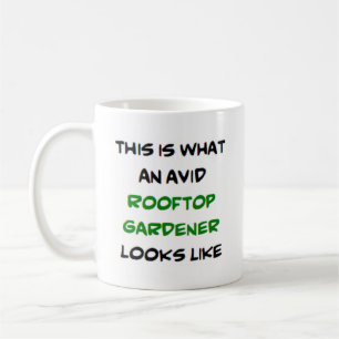 Mug jardinier sur le toit, avide
