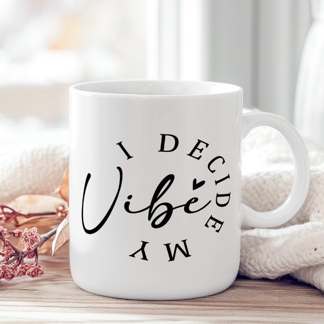 Mug "Je décide ma Vibe" Inspiration noir et blanc ("I Decide My Vibe" Black and White Inspirational Coffee Mug on a boho wooden table with pink flower)