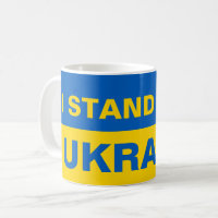 Je me tiens avec le drapeau ukrainien de l'Ukraine