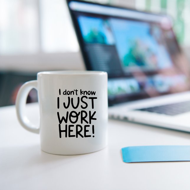 Mug Je ne sais pas que je travaille ici, Milieu de tra (Créateur téléchargé)