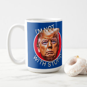 Mug Je ne suis pas avec ce crétin de Trump