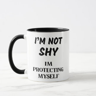 MUG JE NE SUIS PAS SHY, JE ME PROTÈGE.