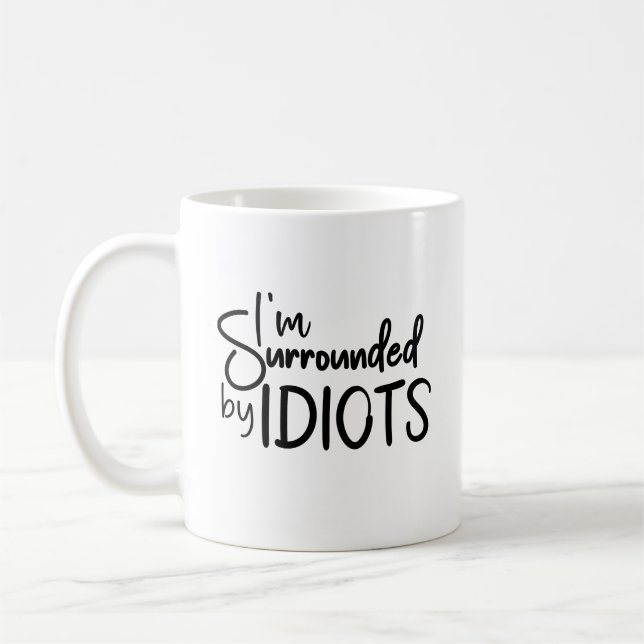 Mug Je suis entourée d'Idiots Citation sarcastique (Gauche)