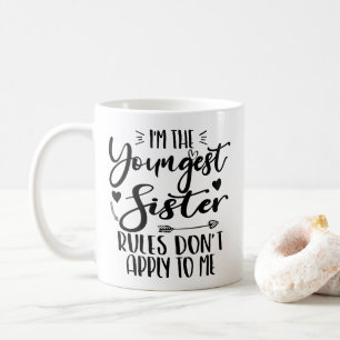 Mug Je suis la plus jeune des règles de la Soeur ne m'