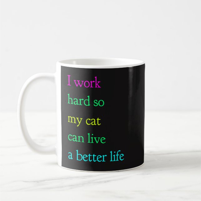 Mug Je travaille dur ainsi mon chat peut vivre une (Gauche)