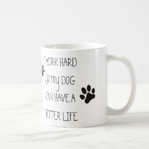 Mug Je travaille dur ainsi mon chien peut avoir une