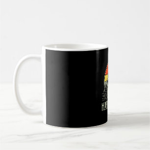 Mug Jeune garçon tout heureux en camping-car drôle vin