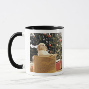 Mug Jeune Labrador se penchant un cadeau de Noël