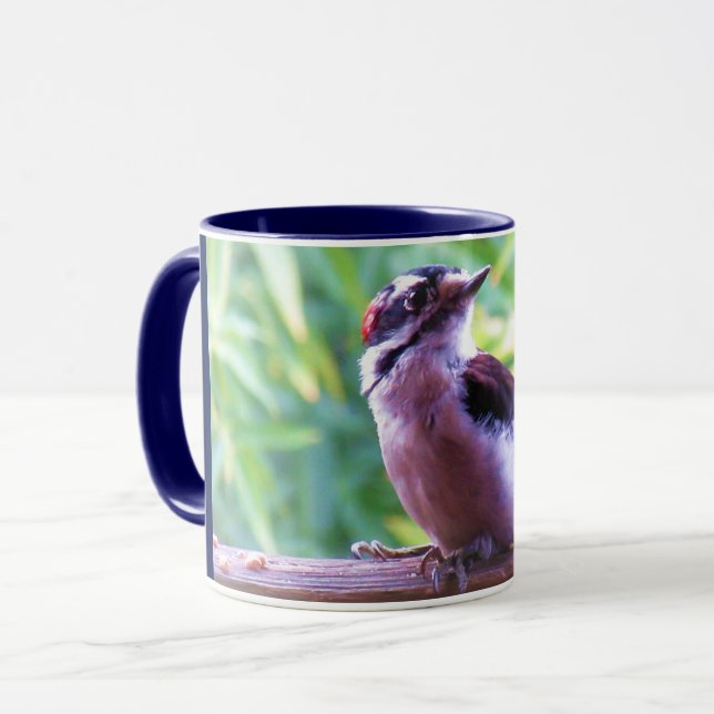Mug Jeune pivert duveteux masculin sur la balustrade (Devant gauche)