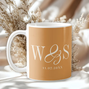Mug Jeunes mariés élégants moutarde initiale