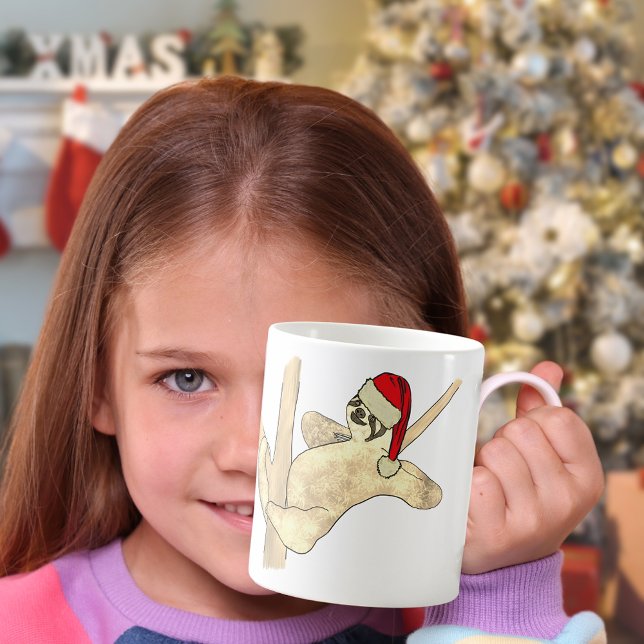 Mug Jolie fente de Noël dans un arbre (Cute Christmas sloth wearing a Santa hat illustration )