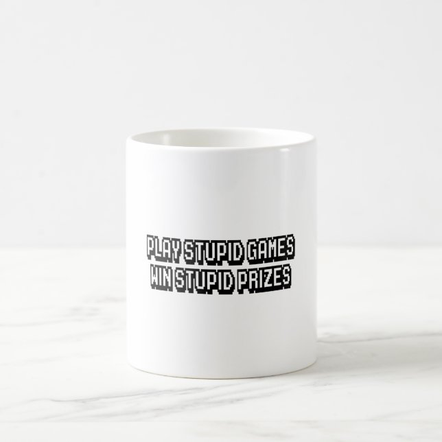 Mug Jouer à des jeux stupides Gagner des prix stupides (Centre)