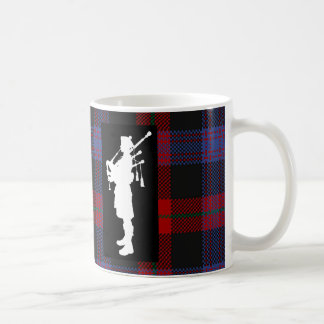 Mug Joueur de cornemuse écossais sur le tartan de brun
