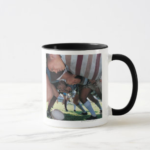 Mug Joueurs des syndicats de rugby dans une bousculade
