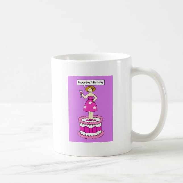 Mug Joyeuse demie-anniversaire dame debout sur un gâte (Droite)