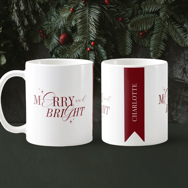 Mug Joyeux & Bright Red & White Nom personnalisé Noël (Featuring stylish calligraphy script fonts and modern layout, this festive mug makes a perfect gift)