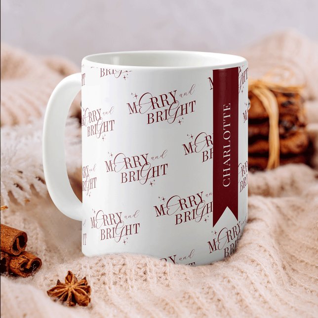 Mug Joyeux et lumineux cadeau de Noël rouge moderne mo (Merry & Bright elegant Christmas coffee / tea mug with space for a custom name)