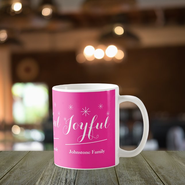 Mug Joyeux Vacances Script cadeau Chic Rose Hot Noël (Personalize these Joyful hot pink mugs and enhance your festivities.)