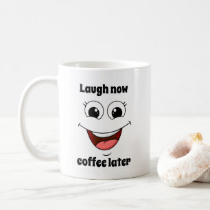 Mug joyeux visage de rire, rire maintenant café plus t