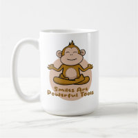 Kawaii drôle singe brun sourire et faire du yoga