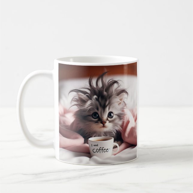 Mug Kitten se réveille juste à la recherche d'un café. (Gauche)