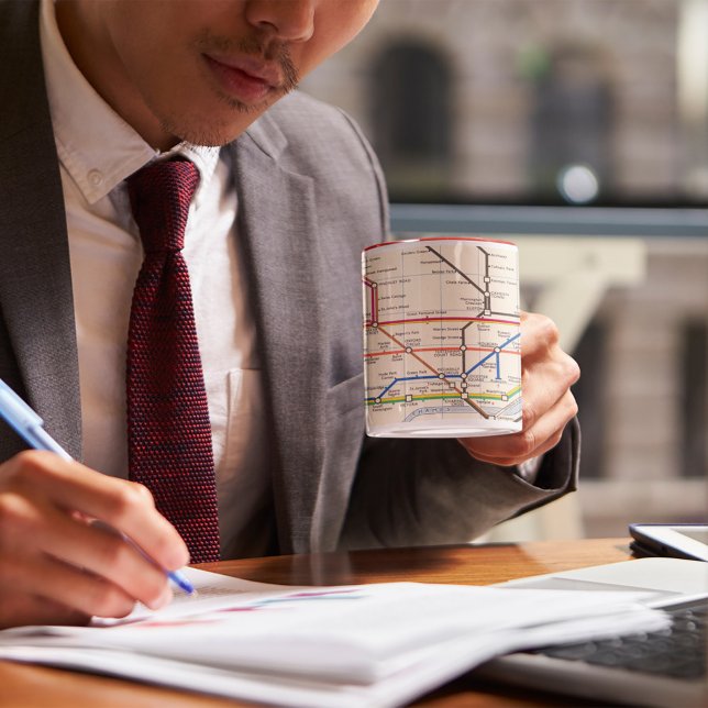 Mug La carte métro de Londres (Person holding mug)