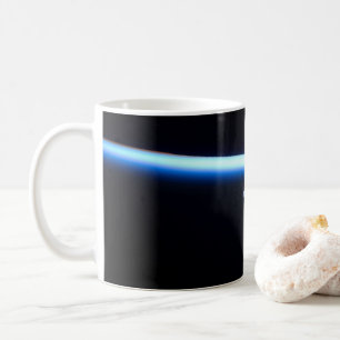 Mug La fine ligne de l'atmosphère terrestre et une lun