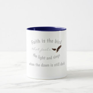 Mug La foi est l'oiseau qui sent la lumière et chante