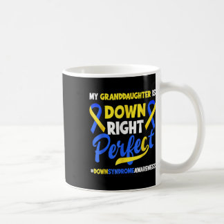 Mug La Petite-Fille Est En Bas Syndrome Parfait À Droi