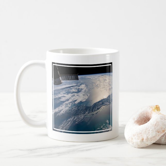 Mug La Station Spce Internationale Au-Dessus De L'Atla (Avec donut)