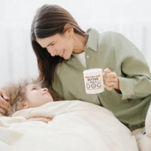 Mug La vie est meilleure avec le chien gris et orange 