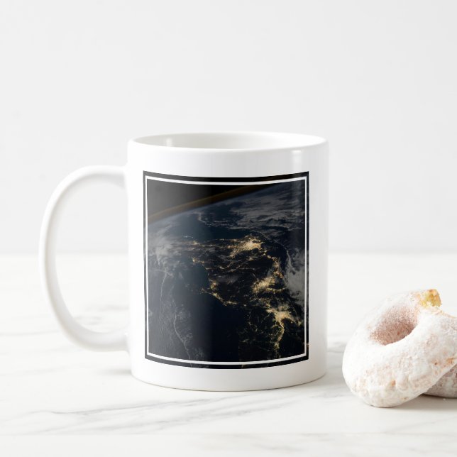 Mug La Ville Éclairait Le Japon La Nuit. (Avec donut)