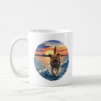 Mug Labrador heureux courant à travers l'océan au couc