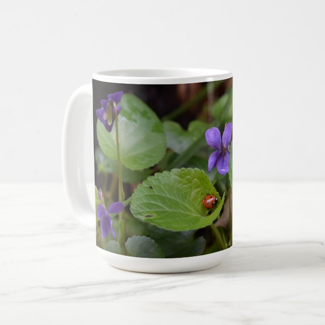 Mug Ladybug sur les fleurs de violet doux (Devant gauche)