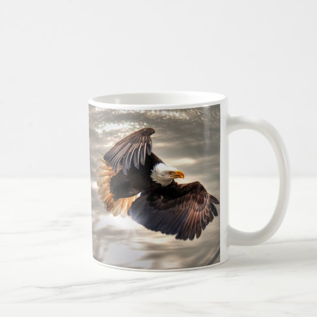 Mug L'aigle à tête blanche américain survole l'océan (Droite)