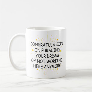 Mug laisser des cadeaux de félicitations à un collè