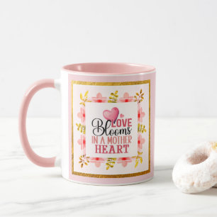 Mug L'amour s'épanouit dans le cœur floral rose d'une