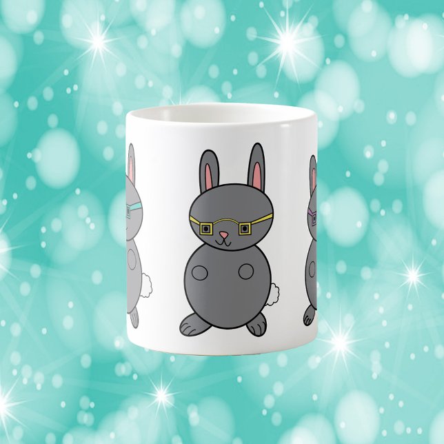 Mug Lapins Portant Des Lunettes (A cute mug with three gray bunny rabbits wearing glasses.)