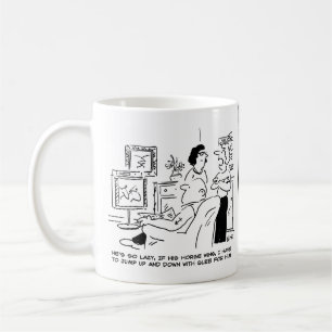 Mug Lazy Man Watches Horse Racing à la télévision