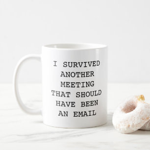 Mug Le bureau drôle a survécu à une autre réunion 